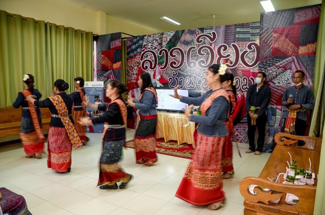 ศูนย์เรียนรู้วัฒนธรรมการทอผ้าพื้นเมืองลาวเวียงบ้านเนินขาม